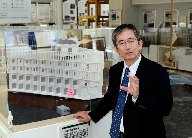 昨年完成した「減災館」の模型を前に語る福和伸夫さん。館内には体感型の教材がずらりと並ぶ＝名古屋市千種区不老町、名古屋大学の同館