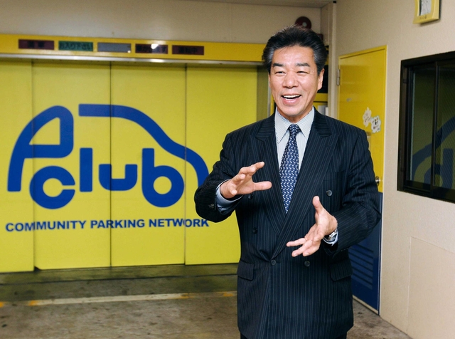 運営する立体駐車場で、「どんな会社にしたいか、経営者仲間と必死で勉強した」と振り返る藤岡義己さん＝神戸市中央区栄町通６（撮影・辰巳直之）
