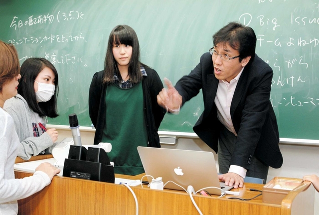 東日本大震災の復興支援に関わる田村太郎（右端）。講師を務める大学の学生らと被災地を訪ねることもある＝神戸市東灘区、甲南女子大学（撮影・辰巳直之）