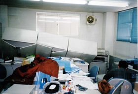 本棚が倒れ、書類が散乱した当時の事務所＝１９９５年１月１９日、神戸市中央区（イーエスプランニング提供）