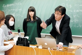 東日本大震災の復興支援に関わる田村太郎（右端）。講師を務める大学の学生らと被災地を訪ねることもある＝神戸市東灘区、甲南女子大学（撮影・辰巳直之）