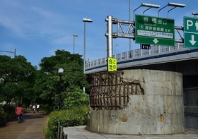 鉄筋がむき出しになった国道２号浜手バイパスの橋脚。阪神・淡路大震災の遺構として保存されている＝神戸市中央区新港町（撮影・宮路博志）