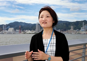 ポートアイランドの神戸学院大に勤める前田緑さん。学生の相談役にもなっている＝神戸市中央区港島１（撮影・三浦拓也）