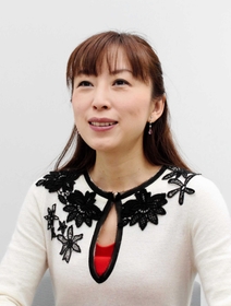 「神戸の街は私の音楽の源」と話す伍芳さん＝神戸市中央区東川崎町１、神戸新聞社