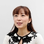 「神戸の街は私の音楽の源」と話す伍芳さん＝神戸市中央区東川崎町１、神戸新聞社