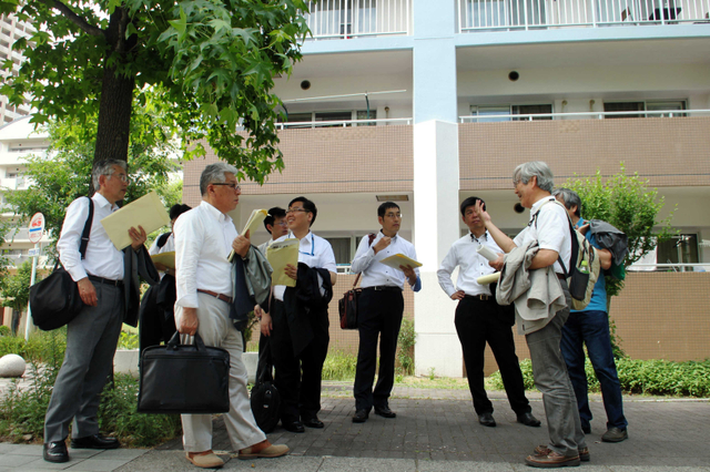 復興公営住宅のまちづくりなどを視察する東北の自治体職員たち＝神戸市灘区摩耶海岸通