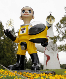 東日本大震災からの再生の願いを託して制作された「サン・チャイルド」＝大阪府吹田市、万博記念公園