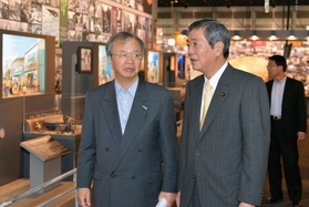 河田恵昭センター長（左）の案内で人と防災未来センターを見学する竹下亘復興相＝３０日午前、神戸市中央区脇浜海岸通１（撮影・笠原次郎）