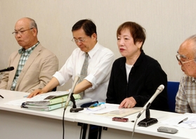 神戸市の退去通知について、法的な問題点などを訴える弁護団と住民ら＝神戸市中央区、兵庫県弁護士会館