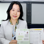 阪神・淡路大震災の記述がある英語教科書を手にする京都教育大の泉恵美子教授＝神戸市中央区、神戸新聞社　