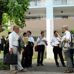 復興公営住宅のまちづくりなどを視察する東北の自治体職員たち＝神戸市灘区摩耶海岸通
