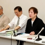 神戸市の退去通知について、法的な問題点などを訴える弁護団と住民ら＝神戸市中央区、兵庫県弁護士会館