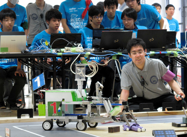 被災地に見立てた会場でロボットでの救助技術を競った＝神戸サンボーホール