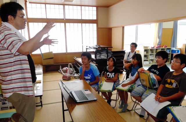 語り部の話に聞き入る児童ら＝駒ケ林小