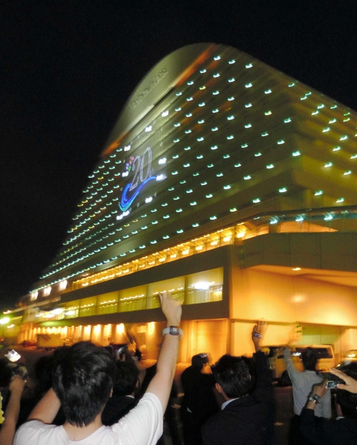 夜の神戸港に浮かび上がる２０周年記念のイルミネーション＝神戸市中央区波止場町
