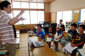 語り部の話に聞き入る児童ら＝駒ケ林小