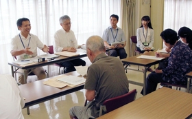来年度に入居期限を迎える住民を対象に、兵庫県が開いた説明会＝新長田駅前団地