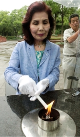 希望の灯りの火をランタンへと移す小野愛子委員長＝中央区加納町６