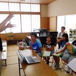 語り部の話に聞き入る児童ら＝駒ケ林小
