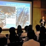 被災企業の復興の歩みについて講演を聴く神戸大付属中等教育学校の生徒ら＝神戸市東灘区住吉南町４