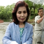 希望の灯りの火をランタンへと移す小野愛子委員長＝中央区加納町６