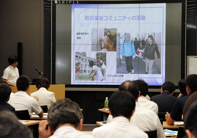 阪神・淡路大震災での神戸市の対応について耳を傾ける参加者ら＝神戸市危機管理センター