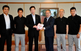 久元喜造市長（左から３人目）に目録を手渡す実行委の関係者ら＝神戸市役所