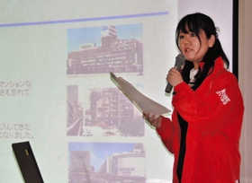 「１１７ＫＯＢＥぼうさい委員会」の活動内容を報告する田中瞳さん＝あすてっぷＫＯＢＥ