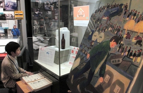 ２０年前、実際に使われた給水袋などを紹介する企画展＝人と防災未来センター