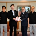 久元喜造市長（左から３人目）に目録を手渡す実行委の関係者ら＝神戸市役所