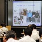 阪神・淡路大震災での神戸市の対応について耳を傾ける参加者ら＝神戸市危機管理センター