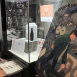 ２０年前、実際に使われた給水袋などを紹介する企画展＝人と防災未来センター