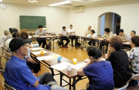 行政とのやりとりなどについて弁護士から説明を受ける「シティハイツ西宮北口」の入居者ら＝西宮市青木町