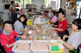 車いすの身体障害者らが陶芸に取り組む「ピータンハウス」。特注の商品を作ることもある＝長田区海運町３