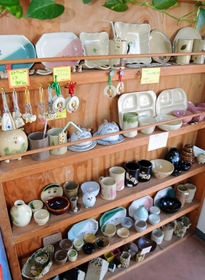 食器や花器に加え、近年はストラップなどの小物が人気という＝長田区海運町３