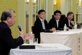 国難災害にどう立ち向かうか。意見を交わすパネリスト＝神戸市中央区、ポートピアホテル