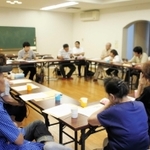 行政とのやりとりなどについて弁護士から説明を受ける「シティハイツ西宮北口」の入居者ら＝西宮市青木町