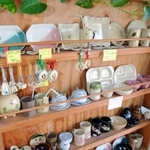 食器や花器に加え、近年はストラップなどの小物が人気という＝長田区海運町３