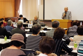 借り上げ住宅の入居者や支援者ら約１４０人が参加したシンポジウム＝神戸市勤労会館