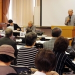 借り上げ住宅の入居者や支援者ら約１４０人が参加したシンポジウム＝神戸市勤労会館