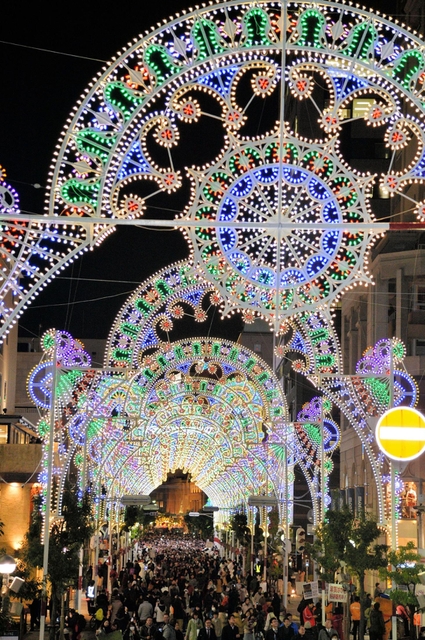 ＬＥＤの電飾が一斉に灯された神戸ルミナリエの会場＝４日夕、神戸市中央区（撮影・後藤亮平）
