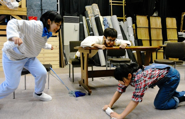 新作「ともちゃんち」の稽古に励む劇団員＝神戸市灘区岩屋中町４、劇団道化座