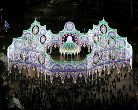 夜の東遊園地を彩る「スパッリエーラ」＝４日午後６時２分、神戸市中央区（撮影・三浦拓也）