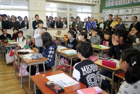 大勢の教育関係者らが見守る中、防災を学ぶ子どもたち＝真野小学校