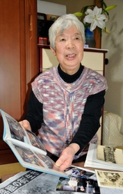 地震当時の写真や新聞記事などを見ながら、両親の記憶をたどる新崎良子さん＝大阪市城東区鴫野西