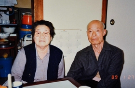 自宅の文化住宅でくつろぐ芝重吉さん（右）とヒデ子さん＝１９８９年１月、神戸市中央区筒井町３（家族提供）