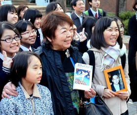 手記「希望ふたたび」を手にする加藤りつこさん。交流する広島県の中学生、高校生とともに東遊園地を訪れた＝２０日午後、神戸市中央区加納町６
