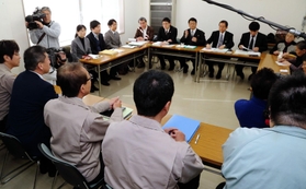 借り上げ復興住宅問題について協議する入居者らと市職員＝西宮市役所