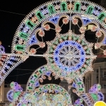 ＬＥＤの電飾が一斉に灯された神戸ルミナリエの会場＝４日夕、神戸市中央区（撮影・後藤亮平）