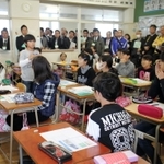 大勢の教育関係者らが見守る中、防災を学ぶ子どもたち＝真野小学校